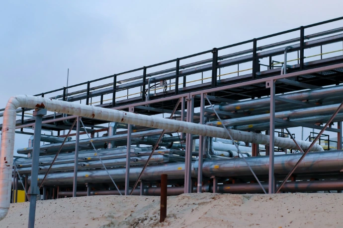 pipes and pipes are lined up on the side of a building